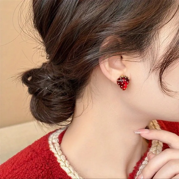 Red Strawberry Resin Stud Earrings - Gold Color - NWT! 🍓 - Picture 2 of 4